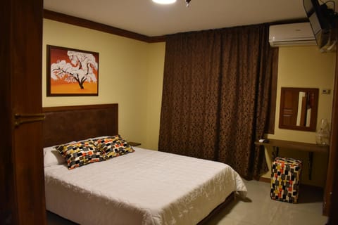 Bed, TV and multimedia, Photo of the whole room, Bedroom, air conditioner