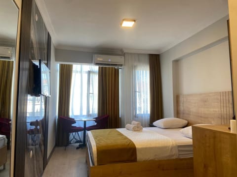 Bed, TV and multimedia, Living room, Photo of the whole room, Seating area, Bedroom, air conditioner