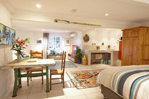 Coffee/tea facilities, Living room, Seating area, Dining area, Bedroom