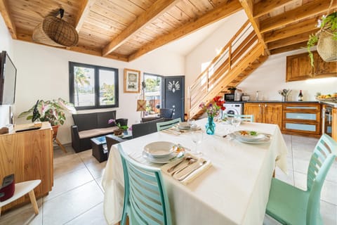 Living room, Food and drinks, Dining area, Food