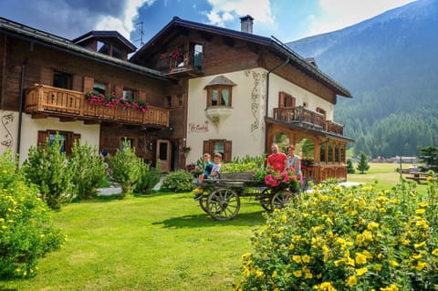 Property building, Day, Garden, Guests