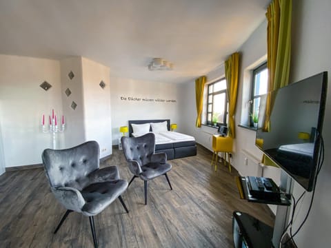 Living room, Photo of the whole room, Seating area, Dining area, Bedroom