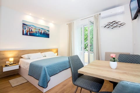 TV and multimedia, Dining area, Bedroom