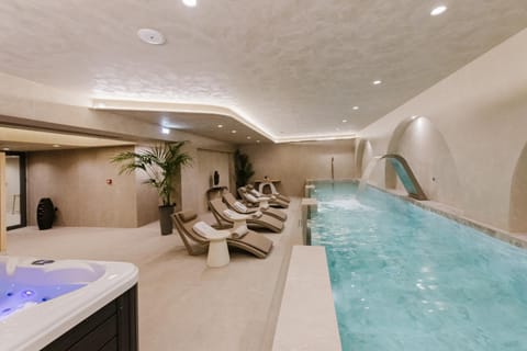 Hot Tub, Swimming pool, sunbed