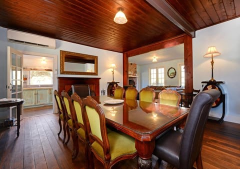 TV and multimedia, Kitchen or kitchenette, Living room, Seating area, Dining area