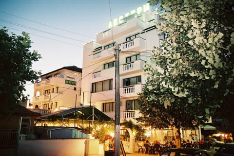 Restaurant/places to eat, Facade/entrance