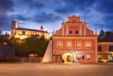 Property building, Facade/entrance, Night