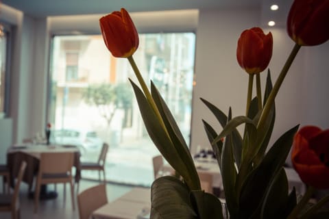 Restaurant/places to eat, Decorative detail, Dining area
