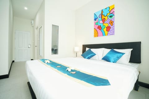 Photo of the whole room, Bedroom