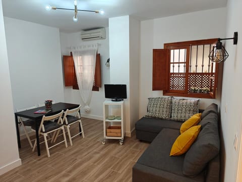 Communal lounge/ TV room, TV and multimedia, Living room, Seating area, Dining area, air conditioner
