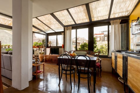 Kitchen or kitchenette, Living room, Seating area, Dining area
