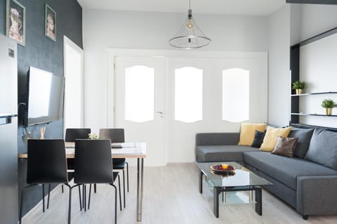 TV and multimedia, Living room, Seating area, Dining area