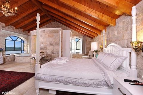 Day, Photo of the whole room