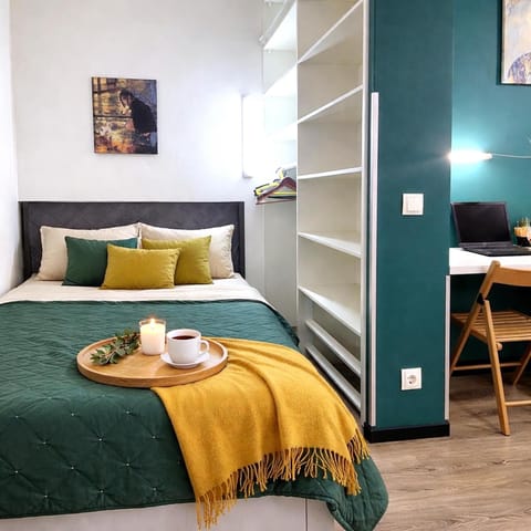 Bed, Photo of the whole room, Seating area, Bedroom