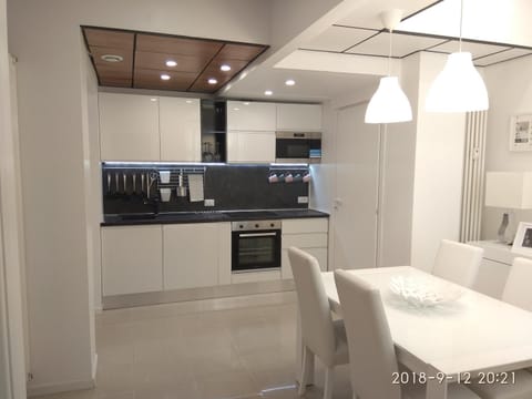 Kitchen or kitchenette, Photo of the whole room, Dining area