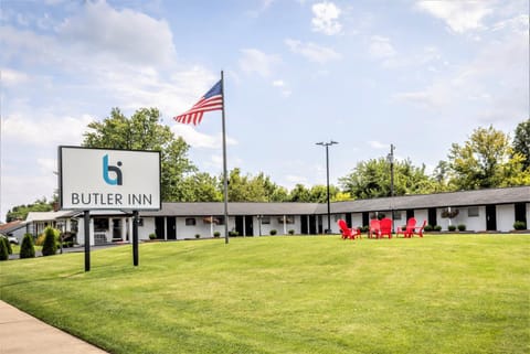 Property building, Day, Property logo or sign, Natural landscape, Logo/Certificate/Sign, Street view