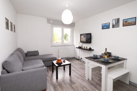 Living room, Dining area, City view, Street view