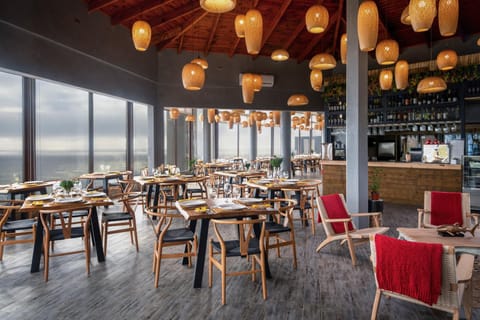 Restaurant/places to eat, Food and drinks, Banquet/Function facilities, Food
