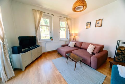 Communal lounge/ TV room, TV and multimedia, Living room, Seating area, Evening entertainment