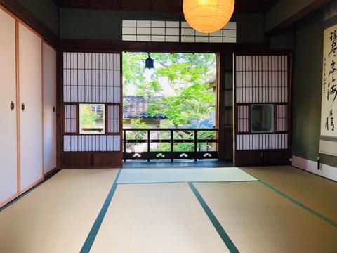 Photo of the whole room, Garden view