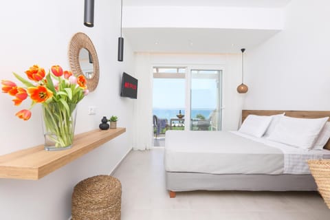 Bed, Natural landscape, TV and multimedia, View (from property/room), Balcony/Terrace, Photo of the whole room, Bedroom