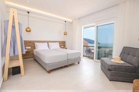 Bed, Natural landscape, View (from property/room), Balcony/Terrace, Living room, Photo of the whole room, Seating area, Bedroom, Sea view, towels