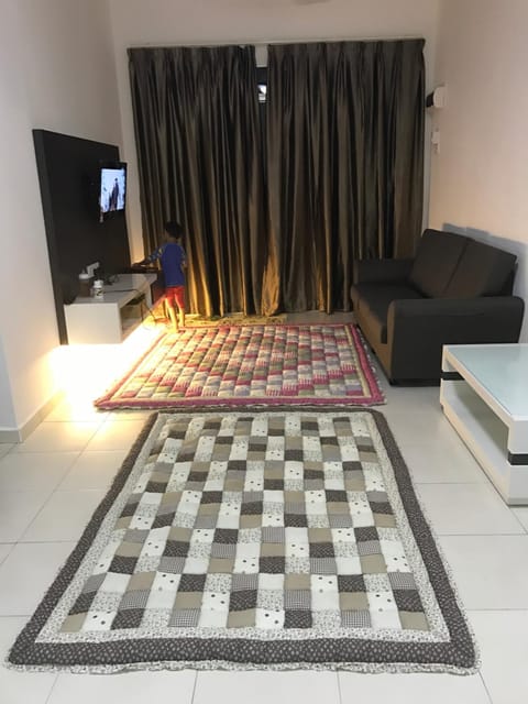 Facade/entrance, Night, TV and multimedia, Living room, Seating area, young children, group of guests, Family