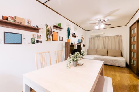 Coffee/tea facilities, Kitchen or kitchenette, Living room, Dining area