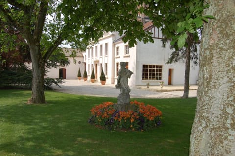 Facade/entrance, Day, Garden