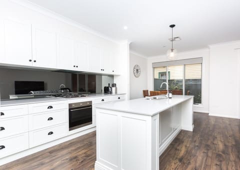 Kitchen or kitchenette, Other, Photo of the whole room, Decorative detail, stove