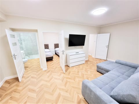 Communal lounge/ TV room, TV and multimedia, Living room, Evening entertainment