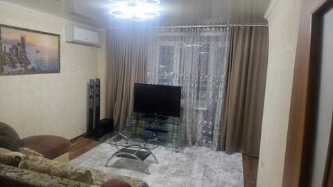 TV and multimedia, Living room, Seating area, air conditioner