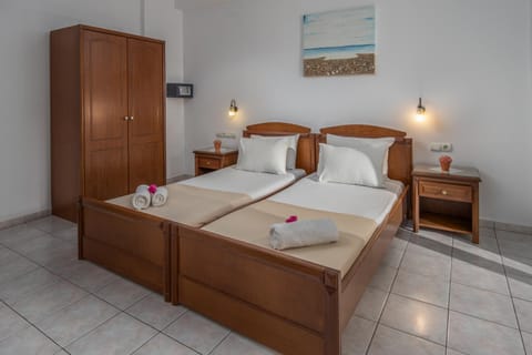 Bed, Photo of the whole room, Bedroom, safe, towels, wardrobe