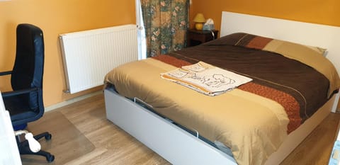 Bedroom, internet, internet