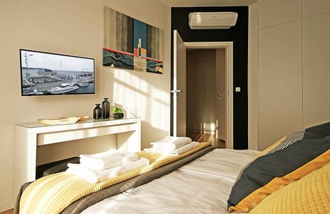 Bed, TV and multimedia, Photo of the whole room, Evening entertainment, Bedroom