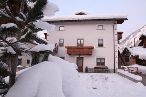 Property building, Facade/entrance, Day, Winter, On site