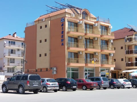 Property building, Facade/entrance, Day, City view, Street view, Location, Parking