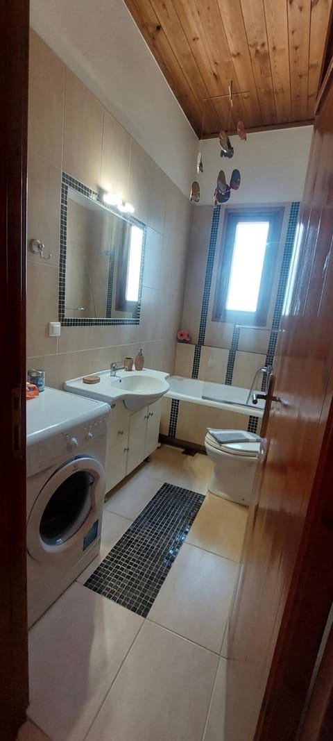 Bathroom, Bath, towels, washing machine