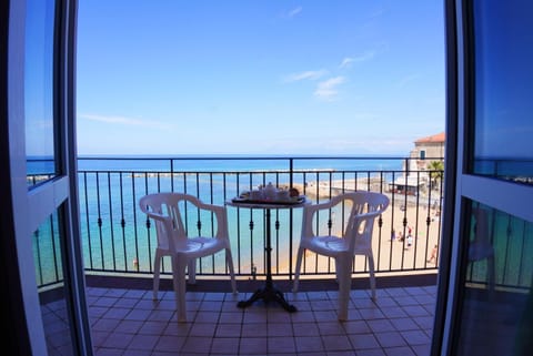 Patio, Day, Natural landscape, View (from property/room), Balcony/Terrace, Living room, Seating area, Dining area, Beach, Sea view