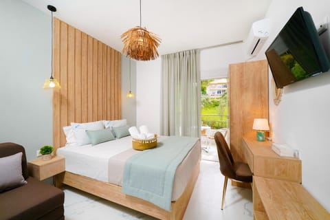 Communal lounge/ TV room, Bed, TV and multimedia, Living room, Photo of the whole room, Seating area, Evening entertainment, Bedroom