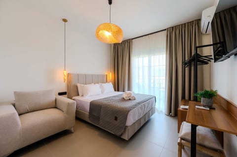 Bed, TV and multimedia, Living room, Photo of the whole room, Seating area, Bedroom