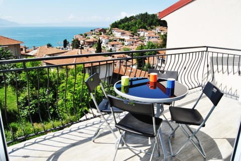 View (from property/room), Balcony/Terrace, Lake view