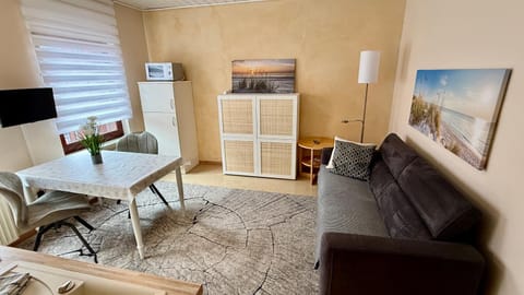 TV and multimedia, Living room, Photo of the whole room, Seating area, Dining area, kitchen