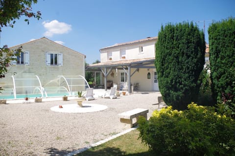 Property building, Patio, Nearby landmark, Garden, Balcony/Terrace, Garden view, Pool view, Swimming pool, Swimming pool