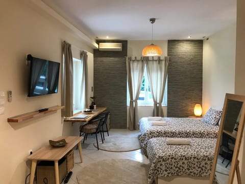 TV and multimedia, Coffee/tea facilities, Living room, Photo of the whole room, Decorative detail, Seating area, Dining area, Bedroom, Area and facilities