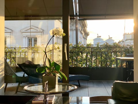 Nearby landmark, Day, View (from property/room), Balcony/Terrace, Seating area, Landmark view