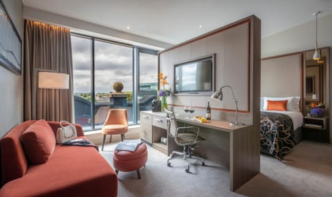 Coffee/tea facilities, Living room, Seating area, Bedroom