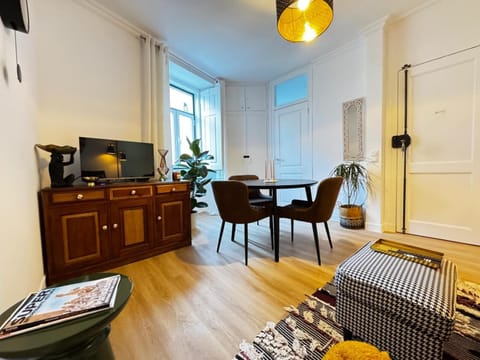 Communal lounge/ TV room, TV and multimedia, Living room, Seating area, Dining area
