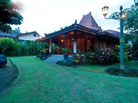 Property building, Day, Natural landscape, Garden, Garden view