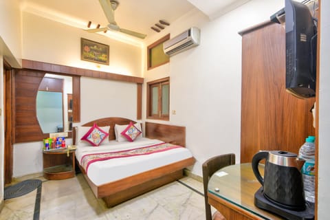 Bed, Seating area, Dining area, Bedroom, air conditioner